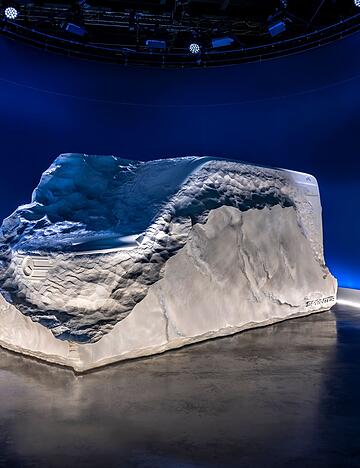 Bildhauerischer Vorgeschmack auf die neue Van-Generation: Mercedes hat eine Skulptur enthüllt, die erste Designhints für die kommenden Kastenwagen gibt. Bildhauerischer Vorgeschmack auf die neue Van-Generation: Mercedes hat eine Skulptur enthüllt, die erste Designhints für die kommenden Kastenwagen gibt.