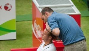 Lleyton Hewitt lässt sich in Halle während einer Pause behandeln.