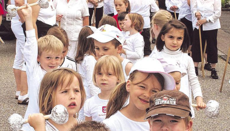 Die Turnkinder zeigten, das der Verein einst klein angefangen hat. Die Kleinen bildeten eine von 27 Motivgruppen.