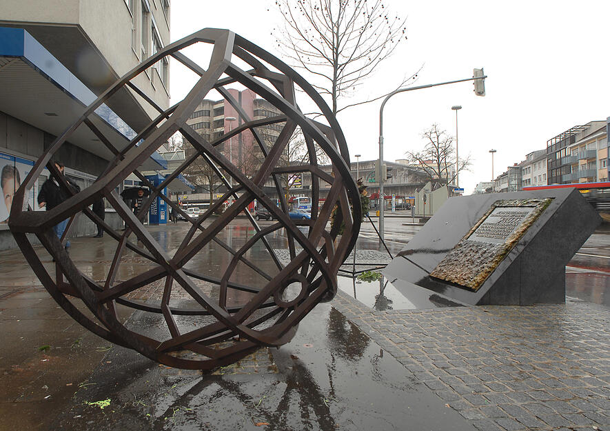 Wo bis 1938 die Synagoge stand, erinnert ein neu gestaltetes Mahnmal an das Pogrom. Neben
der 1993 aufgestellten Kuppelskulptur von Bettina Bürkle findet sich zwischen neuen Pflastersteinen eine Hülse für den Chanukka-Leuchter.