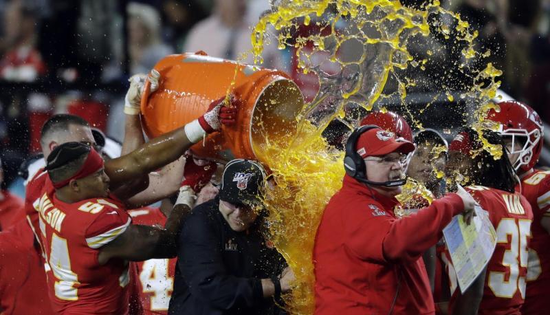 Die Spieler der Kansas City Chiefs gie&szlig;en den klebrigen Inhalt einer K&uuml;hlbox &uuml;ber ihren Trainer Andy Reid.