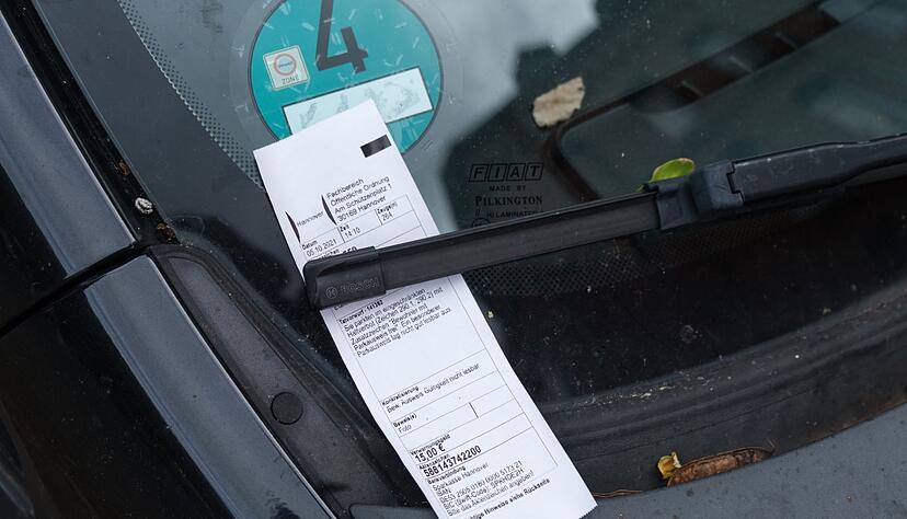 Ein Strafzettel klemmt hinter einem Scheibenwischer (Symbolbild). Das Bundesverfassungsgericht hat betont, dass der Halter eines Autos nicht automatisch der Täter ist, wenn mit dem Wagen Parkverstöße begangen werden.