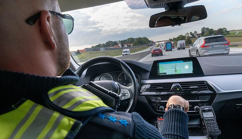 Ein Polizist verfolgt auf der A8 ein verd&auml;chtiges Fahrzeug.