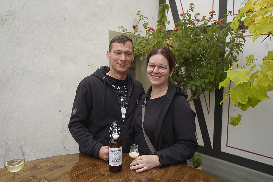Besucher genießen feine Brände beim Brennpunkte-Event in Pfedelbach.
