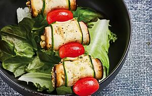 Dass Käse - etwa Feta - auch als Füllung von gegrillten Zucchini- oder Auberginenröllchen dienen kann, zeigt Oliver Sievers in seinem Buch «Einfach genial grillen - vegetarisch». Dass Käse - etwa Feta - auch als Füllung von gegrillten Zucchini- oder Auberginenröllchen dienen kann, zeigt Oliver Sievers in seinem Buch «Einfach genial grillen - vegetarisch».