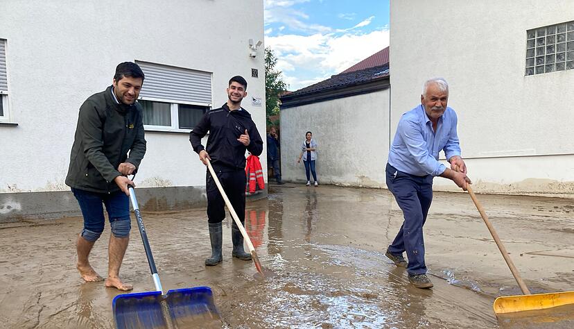 Nachbarn in der Richener Straße helfen mit der Schneeschippe. Nachbarn in der Richener Straße helfen mit der Schneeschippe.