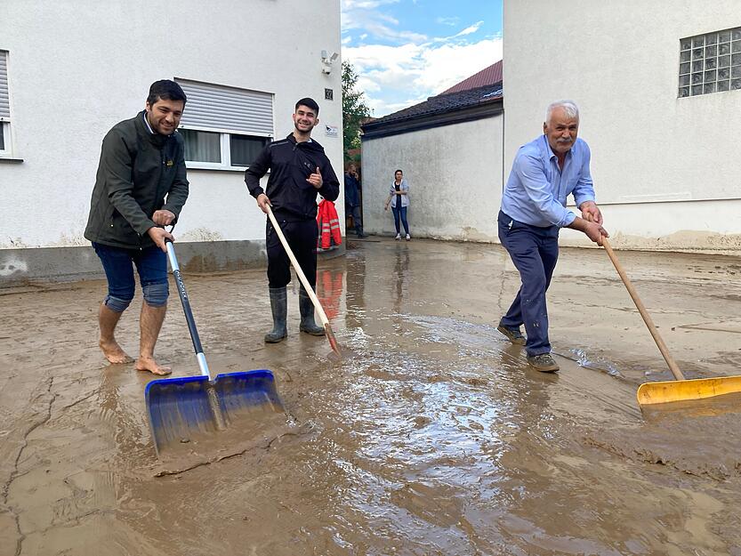 Schneeschippen kenne ich ja“, sagt Zoltan Bartos, „aber sowas nicht.“ Wie zahlreiche Nachbarn in der Richener Straße hat er seine Schneeschippe aus der Garage geholt.