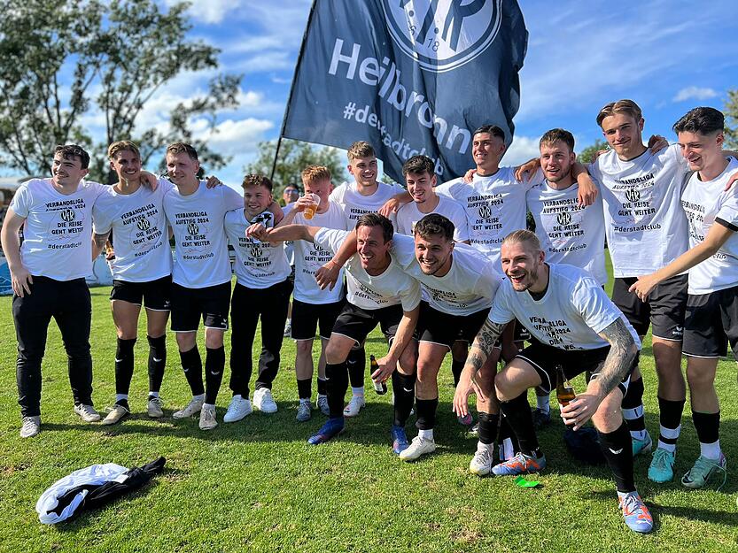 Die Mannschaft des VfR Heilbronn freut sich über den Verbandsliga-Aufstieg.