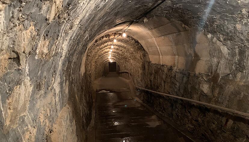 85 Stufen f&uuml;hren vom Schloss Horneck hinab in den Felsenkeller.