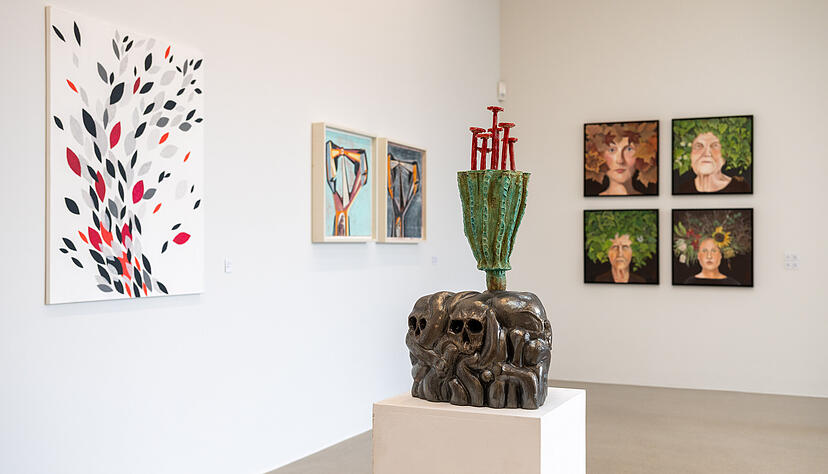 37 Mitglieder vom K&uuml;nstlerbund Heilbronn zeigen als G&auml;ste in der Kunsthalle Vogelmann aktuelle Arbeiten. Der Blick in
die zwei Ausstellungsr&auml;ume offenbart die Vielfalt unterschiedlicher Temperamente.