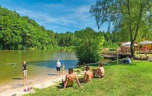 Es ist kein Badegewässer mehr, und die Wasserqualität wird nicht mehr geprüft: Dennoch suchen Jung und Alt an heißen Tagen Abkühlung im See.Fotos: Roland Schweizer Es ist kein Badegewässer mehr, und die Wasserqualität wird nicht mehr geprüft: Dennoch suchen Jung und Alt an heißen Tagen Abkühlung im See.Fotos: Roland Schweizer