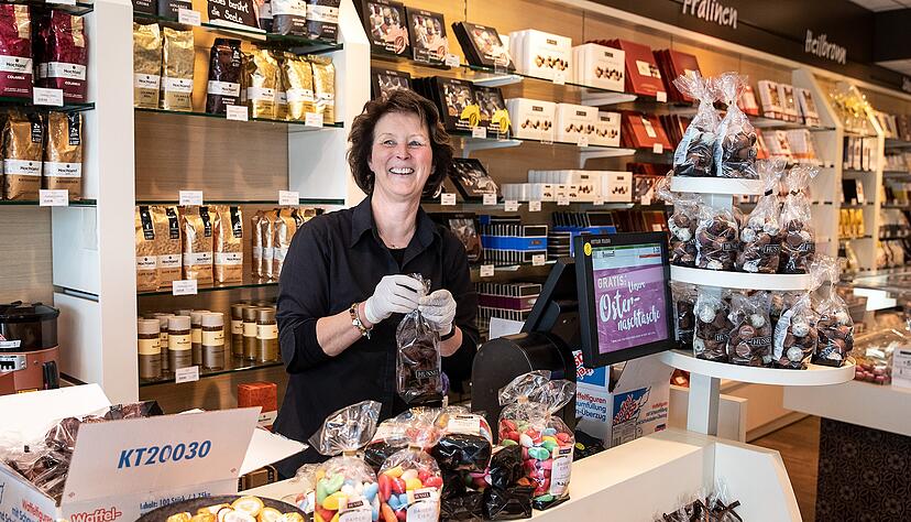 Süßwaren Hussel in der Fleiner Straße hat geöffnet. Gabriele Müller hofft, dass das Ostergeschäft mit Süßwaren nicht ganz ausfällt.
Fotos: Andreas Veigel Süßwaren Hussel in der Fleiner Straße hat geöffnet. Gabriele Müller hofft, dass das Ostergeschäft mit Süßwaren nicht ganz ausfällt.
Fotos: Andreas Veigel