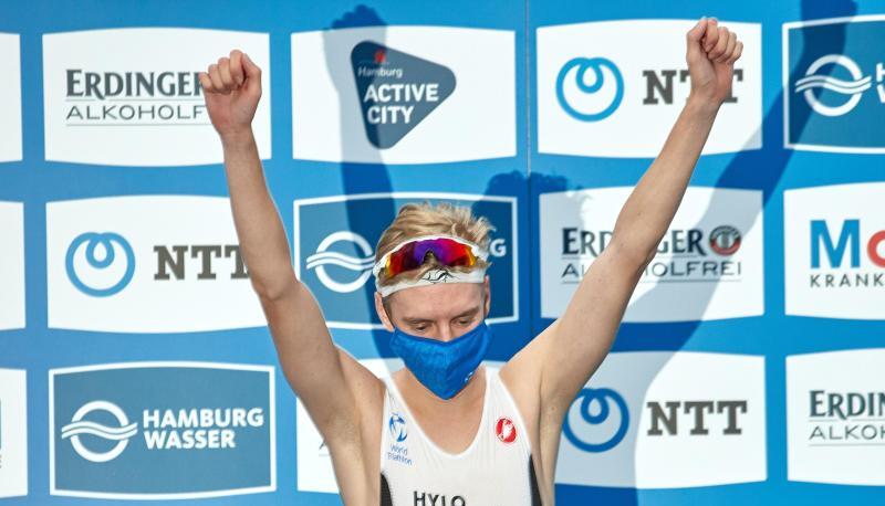 Triathlet Tim Hellwig bejubelt seinen Sieg im Einzel.