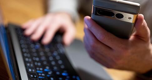 Ein Mann wurde von falschen Bankmitarbeitern mit seinem Onlinebanking bestohlen.