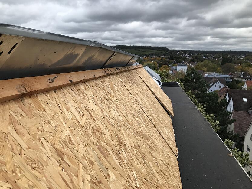Einzelne Holztafeln der Unterkonstruktion wurden durch den Wind davongetragen und besch&auml;digten Nachbard&auml;cher sowie geparkte Fahrzeuge.