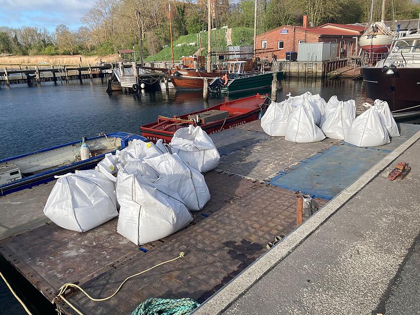 Die Sands&auml;cke sollen den Wal in seiner Kuhle zu st&uuml;tzen und von noch flacherem Gew&auml;sser fernhalten.