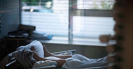 Ein Patient liegt auf einer Intensivstation in einem&nbsp;Zimmer.