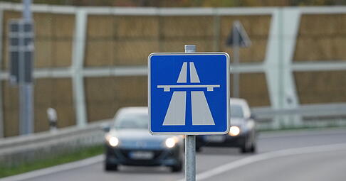 Auf der A6 war ein Tesla-Fahrer gefährdend unterwegs.