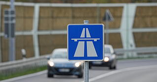 Auf der A6 war ein Tesla-Fahrer gefährdend unterwegs.