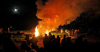Morgens um 5.30 Uhr kommen die Menschen in Klingenberg zusammen, um gemeinsam mit dem Osterfeuer in den Feiertag zu starten. Morgens um 5.30 Uhr kommen die Menschen in Klingenberg zusammen, um gemeinsam mit dem Osterfeuer in den Feiertag zu starten.