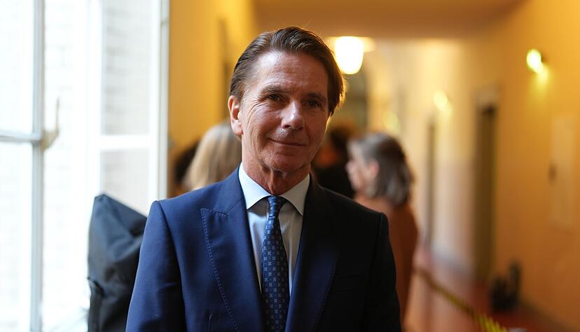 B&eacute;la Anda, Ex-Regierungssprecher und Block-Berater, darf nicht mehr als Zuschauer im Gerichtssaal sein - weil er auch als Zeuge geladen werden k&ouml;nnte.