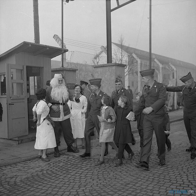 Santa Claus is coming to town:
Weihnachtsstimmung vor den Heilbronner Kasernen 1959.