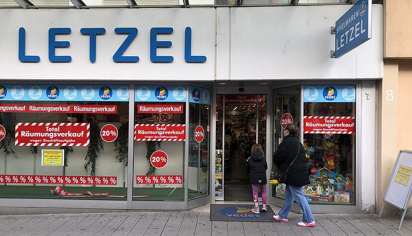 Seit Freitagmorgen weisen rote Aufkleber auf den Schaufenstern auf den Räumungsverkauf bei Letzel hin. Foto: Lisa Reiff Seit Freitagmorgen weisen rote Aufkleber auf den Schaufenstern auf den Räumungsverkauf bei Letzel hin. Foto: Lisa Reiff