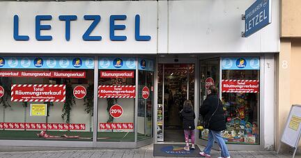 Seit Freitagmorgen weisen rote Aufkleber auf den Schaufenstern auf den Räumungsverkauf bei Letzel hin. Foto: Lisa Reiff