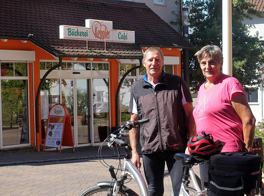 Herbert und Friedlinde Holzhauer aus Neuhausen bei Pforzheim sind mit ihren E-Bikes unterwegs und haben in der B&auml;ckerei Keppler Station gemacht.