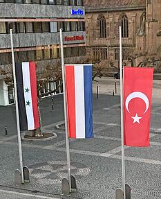Seit Freitagmorgen hängt auch die syrische Fahne vor dem Heilbronner Rathaus auf Halbmast. Seit Freitagmorgen hängt auch die syrische Fahne vor dem Heilbronner Rathaus auf Halbmast.