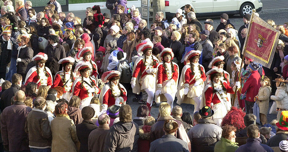 Die Gardetänzerinnen sind das Herzstück des Faschingsumzug der Carneval-Gesellschaft Heilbronn im Jahr 2005.