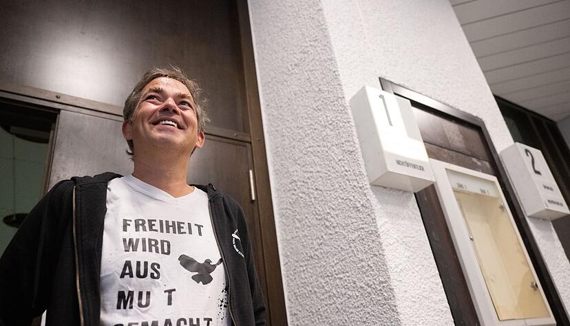 Ballweg sieht sich als Verfolgter der Justiz. Ballweg sieht sich als Verfolgter der Justiz.