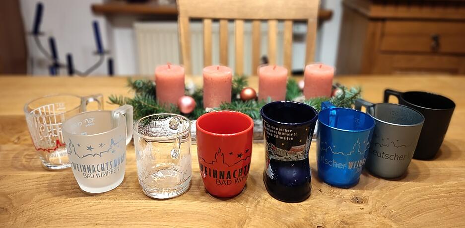 Tassen-Auswahl vom Altdeutschen Weihnachtsmarkt Bad Wimpfen. Tassen-Auswahl vom Altdeutschen Weihnachtsmarkt Bad Wimpfen.