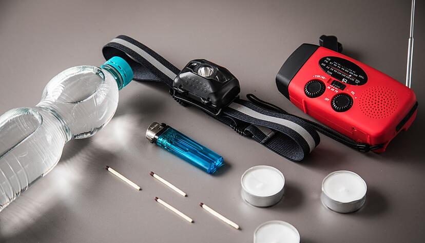 Bei Stromausfall wichtig: Taschenlampen, Kerzen und ein batteriebetriebenes oder Kurbelradio gehören in jeden Haushalt. Bei Stromausfall wichtig: Taschenlampen, Kerzen und ein batteriebetriebenes oder Kurbelradio gehören in jeden Haushalt.