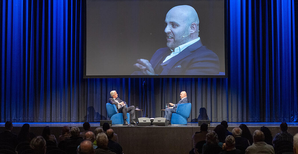 Moderator Uwe Ralf Heer und AfD-Spitzenkandidat Markus Frohnmaier diskutierten am Mittwoch in der Harmonie vor einer sehr kleinen Zuschauerschar.