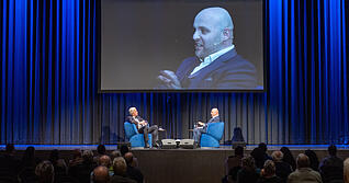 Moderator Uwe Ralf Heer und AfD-Spitzenkandidat Markus Frohnmaier diskutierten am Mittwoch in der Harmonie vor einer sehr kleinen Zuschauerschar.