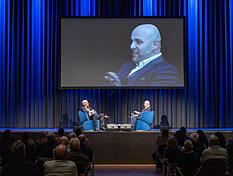 Moderator Uwe Ralf Heer und AfD-Spitzenkandidat Markus Frohnmaier diskutierten am Mittwoch in der Harmonie vor einer sehr kleinen Zuschauerschar.
