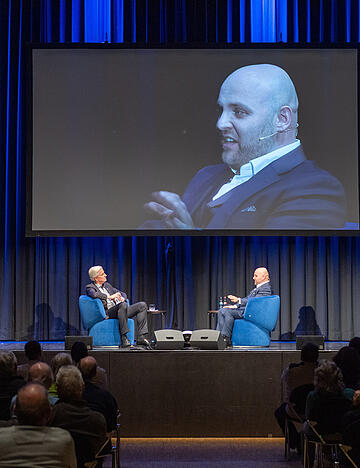Moderator Uwe Ralf Heer und AfD-Spitzenkandidat Markus Frohnmaier diskutierten am Mittwoch in der Harmonie vor einer sehr kleinen Zuschauerschar.