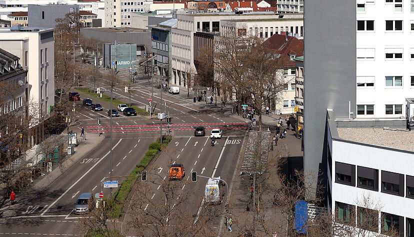 Auf dem Mittelstreifen der Allee werden in den kommenden Tagen tausende Fr&uuml;hjahrsblumen gepflanzt.