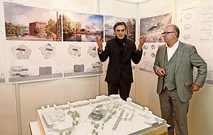 Architekt Matthias Sauerbruch (links) und Jurysprecher Wolfgang Riehle bei der Präsentation von Modellen und Plänen zur Experimenta-Erweiterung.Foto: Guido Sawatzki