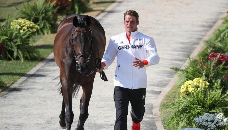 Andreas Ostholt und sein So is et beim Medizin-Check. Foto: Friso Gentsch Andreas Ostholt und sein So is et beim Medizin-Check. Foto: Friso Gentsch