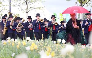 Die G&auml;ste aus dem Montafon trotzen dem nasskalten Wetter auf der Bundesgartenschau. Foto: Ralf Seidel