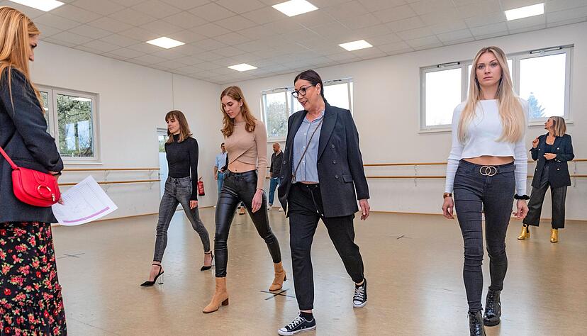 Eine Befreiung: Martina Finkel (2.v.r.) beim ersten Casting nach zwei Jahren.
Foto: Mario Berger Eine Befreiung: Martina Finkel (2.v.r.) beim ersten Casting nach zwei Jahren.
Foto: Mario Berger