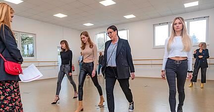Eine Befreiung: Martina Finkel (2.v.r.) beim ersten Casting nach zwei Jahren.

Foto: Mario Berger