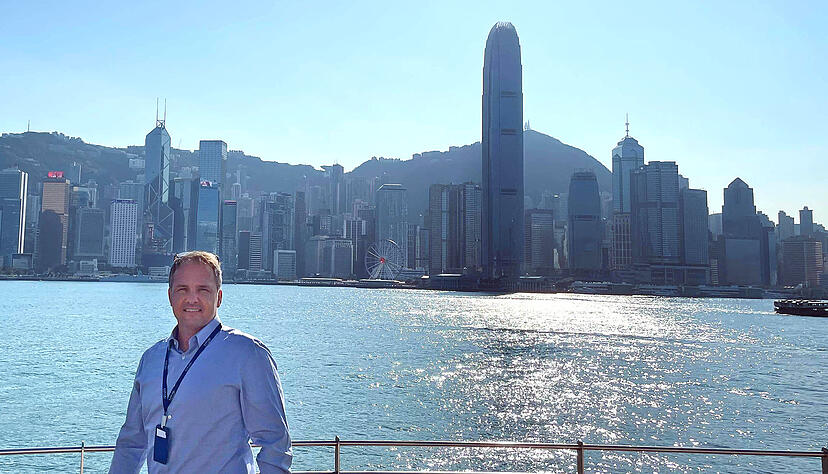 Vor der Skyline Hongkongs: Derzeit hat Thorsten Rauhut Ferien, geht mit der Familie Wandern. Als Sportler interessieren ihn auch die Spiele in Peking. Vor der Skyline Hongkongs: Derzeit hat Thorsten Rauhut Ferien, geht mit der Familie Wandern. Als Sportler interessieren ihn auch die Spiele in Peking.