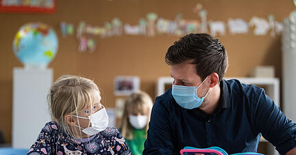 Im Rahmen des Programms "Lernen mit Rückenwind" soll Kindern und Jugendlichen geholfen werden, Corona-Folgen und Lernlücken zu bewältigen.