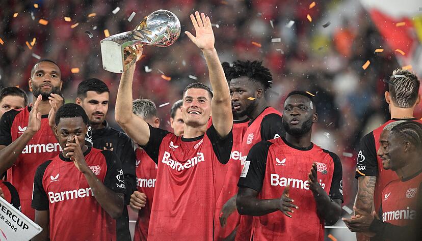Bayer Leverkusen feiert den Gewinn des Supercups.