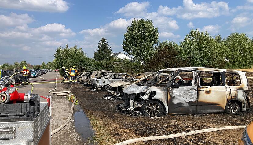 Ein Großaufgebot an Feuerwehrleuten ist beim Großbrand Anfang Juli auf Offenauer Gemarkung im Einsatz.