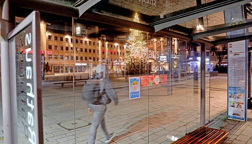 Gespenstische Stimmung in der Innenstadt. Nachts gibt es in Heilbronn seit Dienstag Ausgangsbeschränkungen. Bald könnten sie rund um die Uhr gelten.
Foto: Ralf Seidel Gespenstische Stimmung in der Innenstadt. Nachts gibt es in Heilbronn seit Dienstag Ausgangsbeschränkungen. Bald könnten sie rund um die Uhr gelten.
Foto: Ralf Seidel