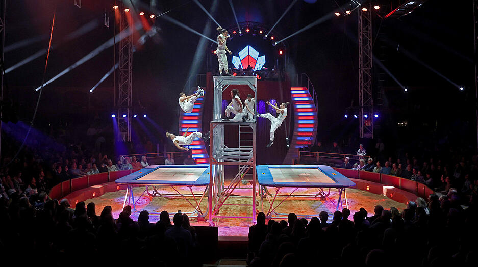 Am Mittwoch, 18. Dezember, fand die festliche Premieren-Gala beim Heilbronner Weihnachtszirkus statt. Am Mittwoch, 18. Dezember, fand die festliche Premieren-Gala beim Heilbronner Weihnachtszirkus statt.